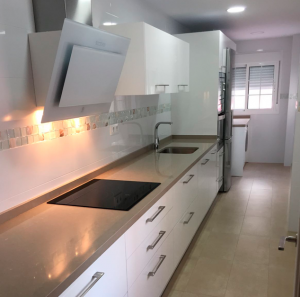 Cocina-en-un-frente-25-de-abril-300x297 Cómo distribuir la cocina cuando tenemos poco espacio.