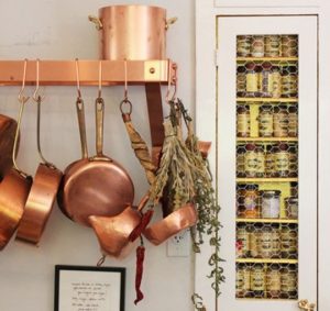 decorar-cocina-ollas-y-sartenes-04-300x283 7 formas inteligentes de almacenaje en las cocinas