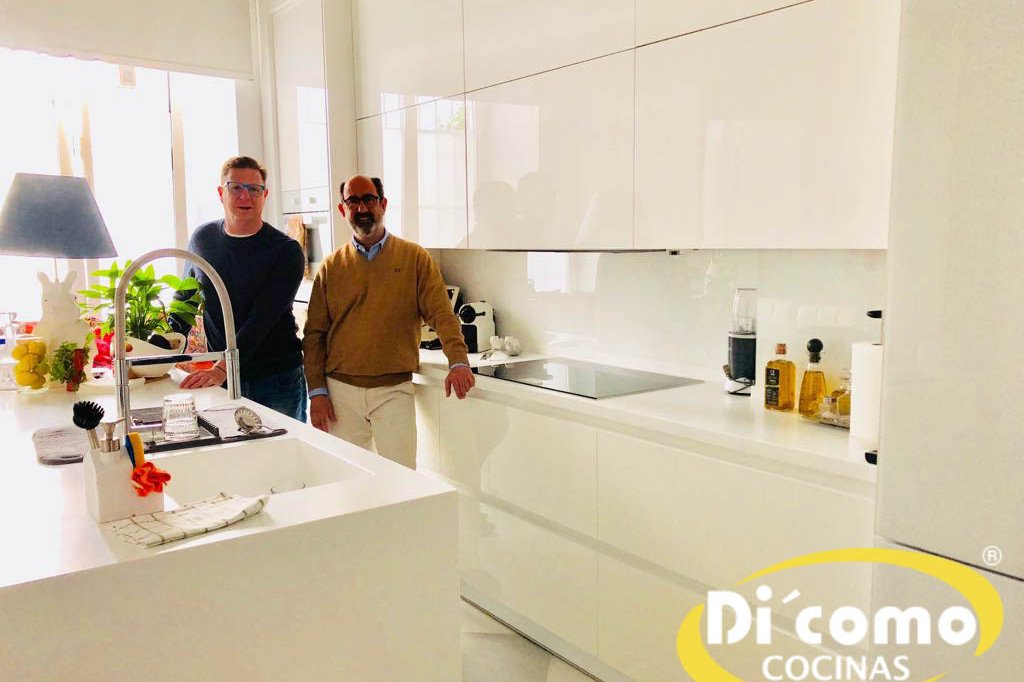 Nuestros clientes nos avalan — showroom de Di’Como Cocinas