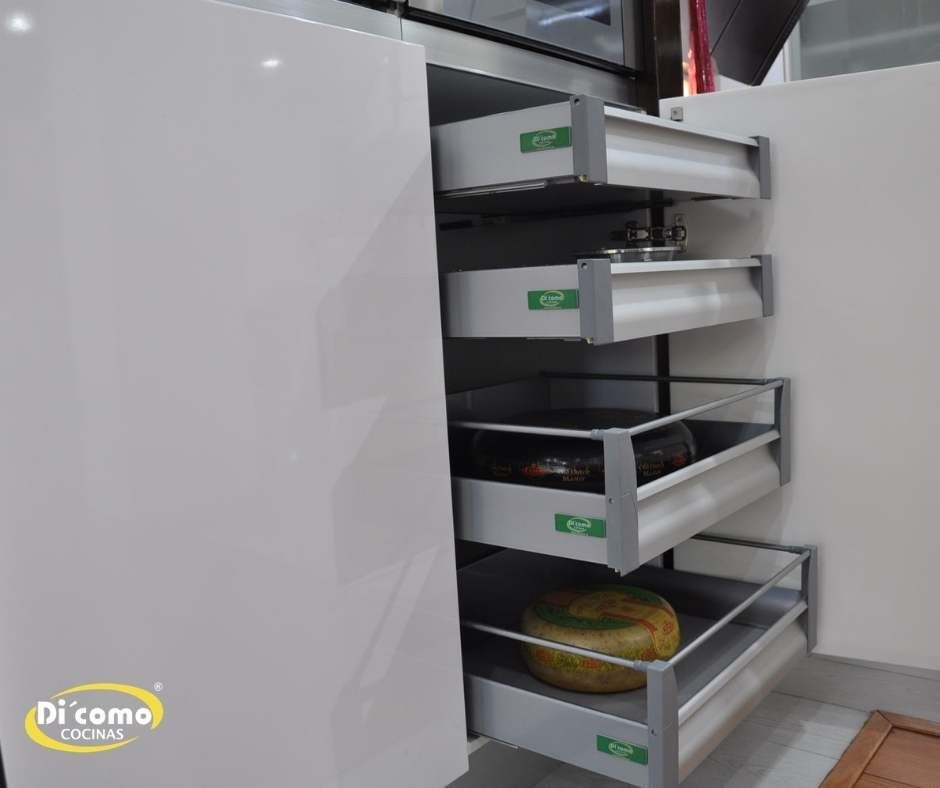Despensero extraíble en columna de cocina con cestas metálicas de altura regulable