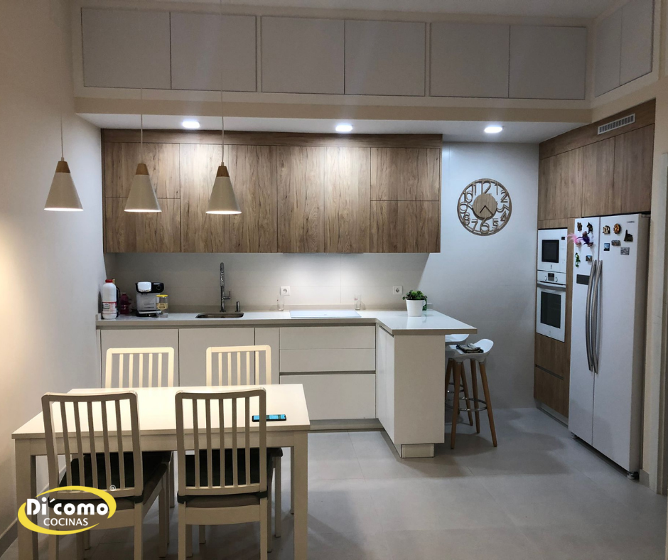 Cocina clásica en madera cálida, comedor integrado
