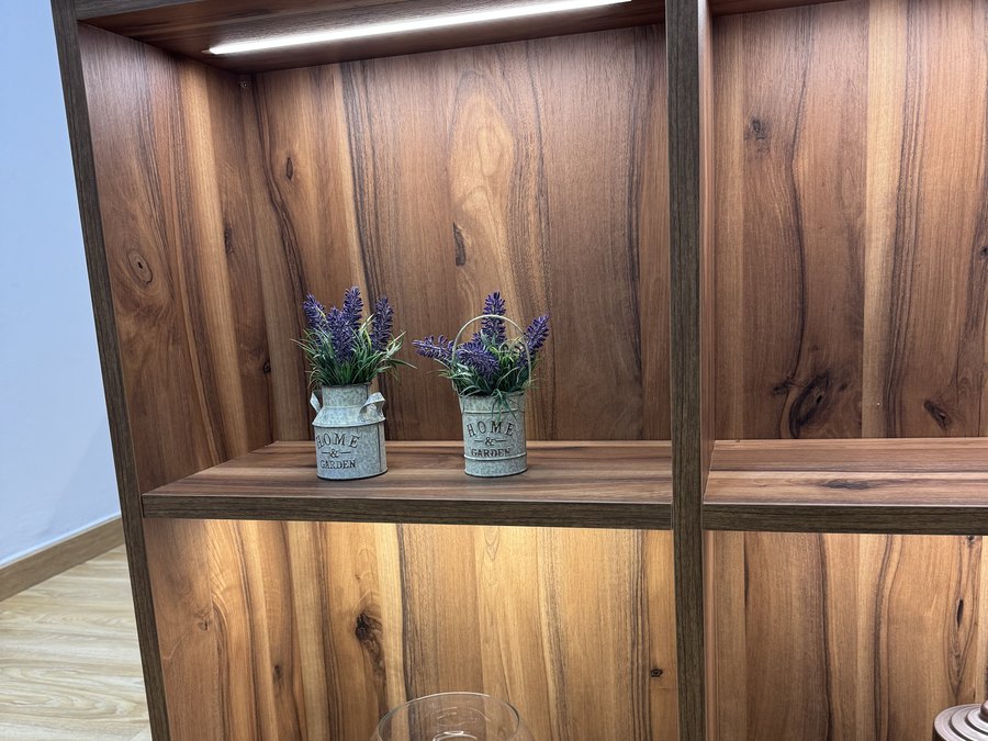 Estantería de madera con vetas naturales e iluminación LED integrada en cada balda