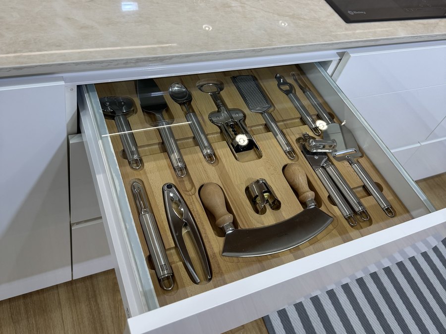 Cajón interior con organizador de utensilios de cocina a medida y guías de apertura suave