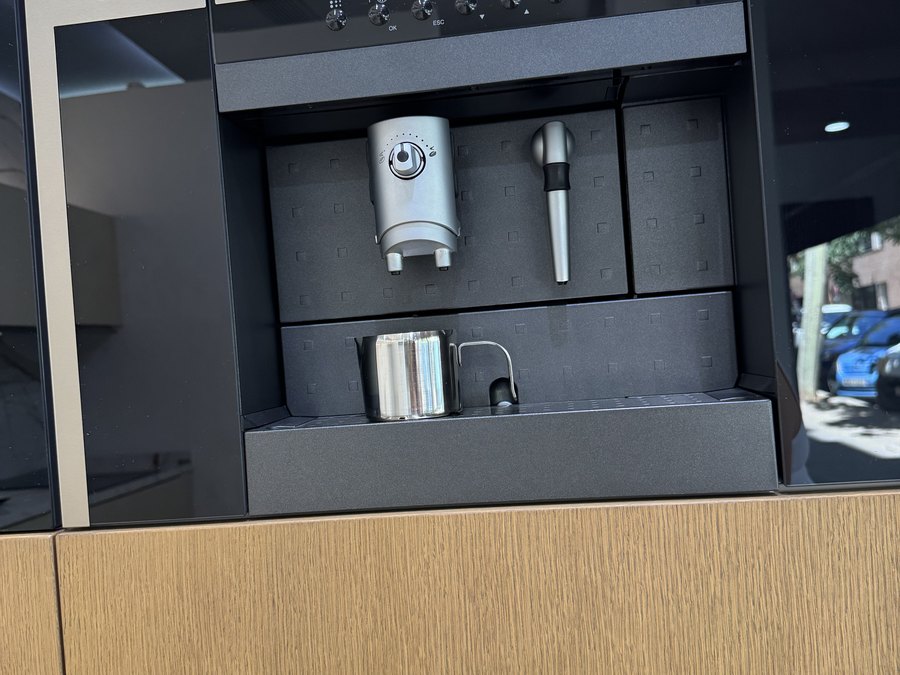 Cafetera integrada en columna, con vaporizador de leche y molinillo