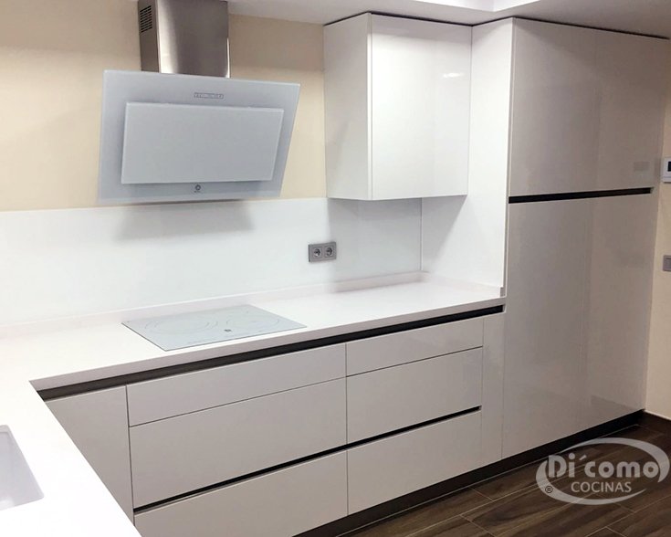 Proyecto real de cocina minimalista instalado por Di’Como Cocinas en Sevilla