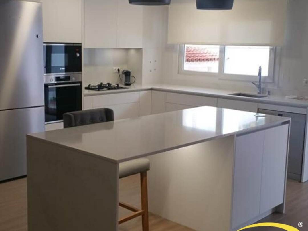 Cocina con isla instalada por Di’Como Cocinas