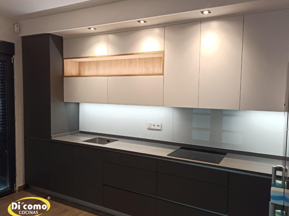 Cocina minimalista instalada por Di’Como Cocinas