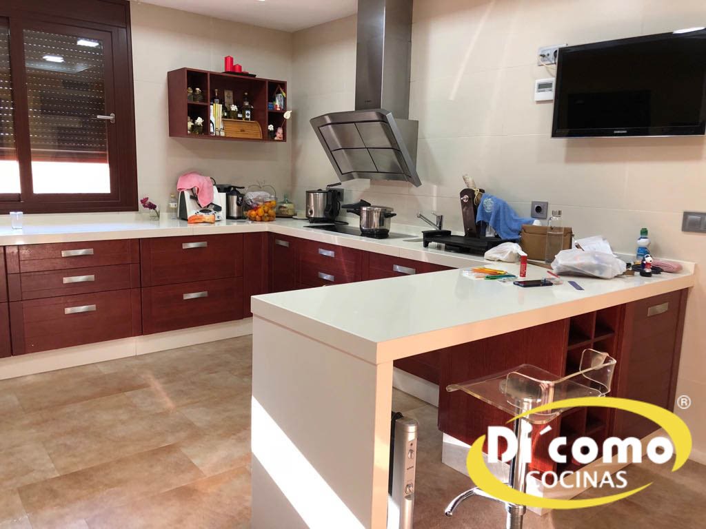 Cocina clásica instalada por Di’Como Cocinas
