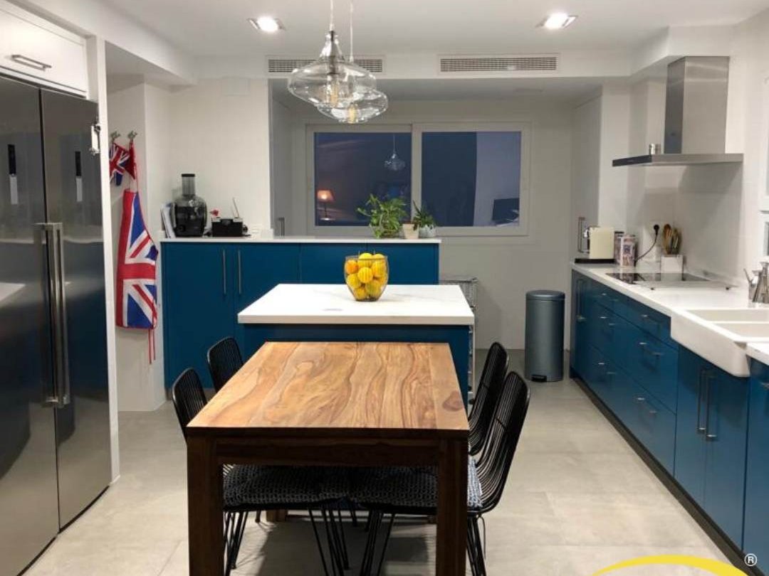 Cocina con isla instalada por Di’Como Cocinas