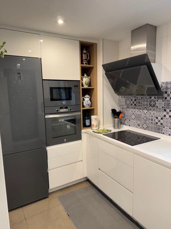 Cocina en Blanco Brillante con encimera blanca - Di´Como Cocinas