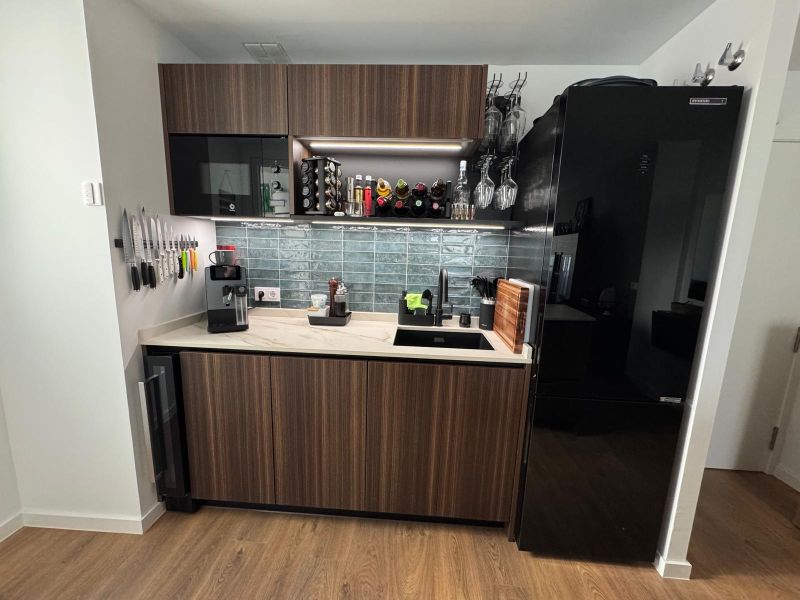 cocina beige y madera oscura en sevilla