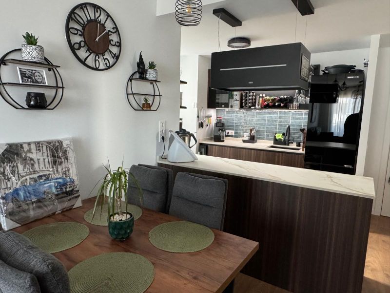cocina beige y madera oscura en sevilla