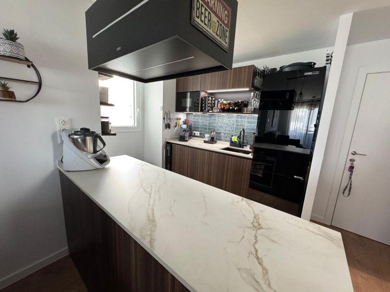 cocina beige y madera oscura en sevilla