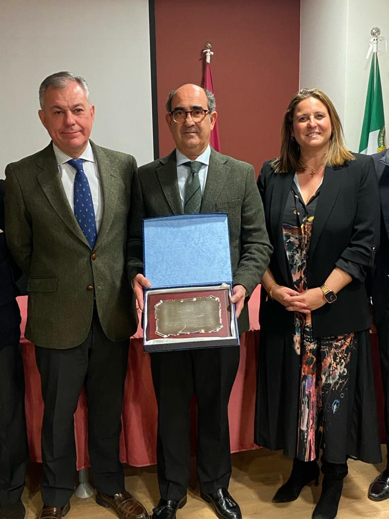 WhatsApp-Image-2023-11-28-at-12.57.49 Juan Carlos Moya recibe el reconocimiento del Alcalde de Sevilla por su excelente labor en la creación y dirección de Di’Como Cocinas.