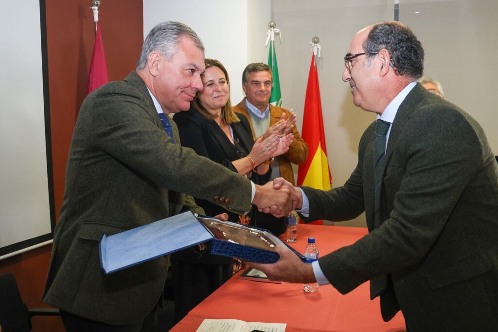 WhatsApp-Image-2023-11-28-at-13.11.15-1-1024x682 Juan Carlos Moya recibe el reconocimiento del Alcalde de Sevilla por su excelente labor en la creación y dirección de Di’Como Cocinas.