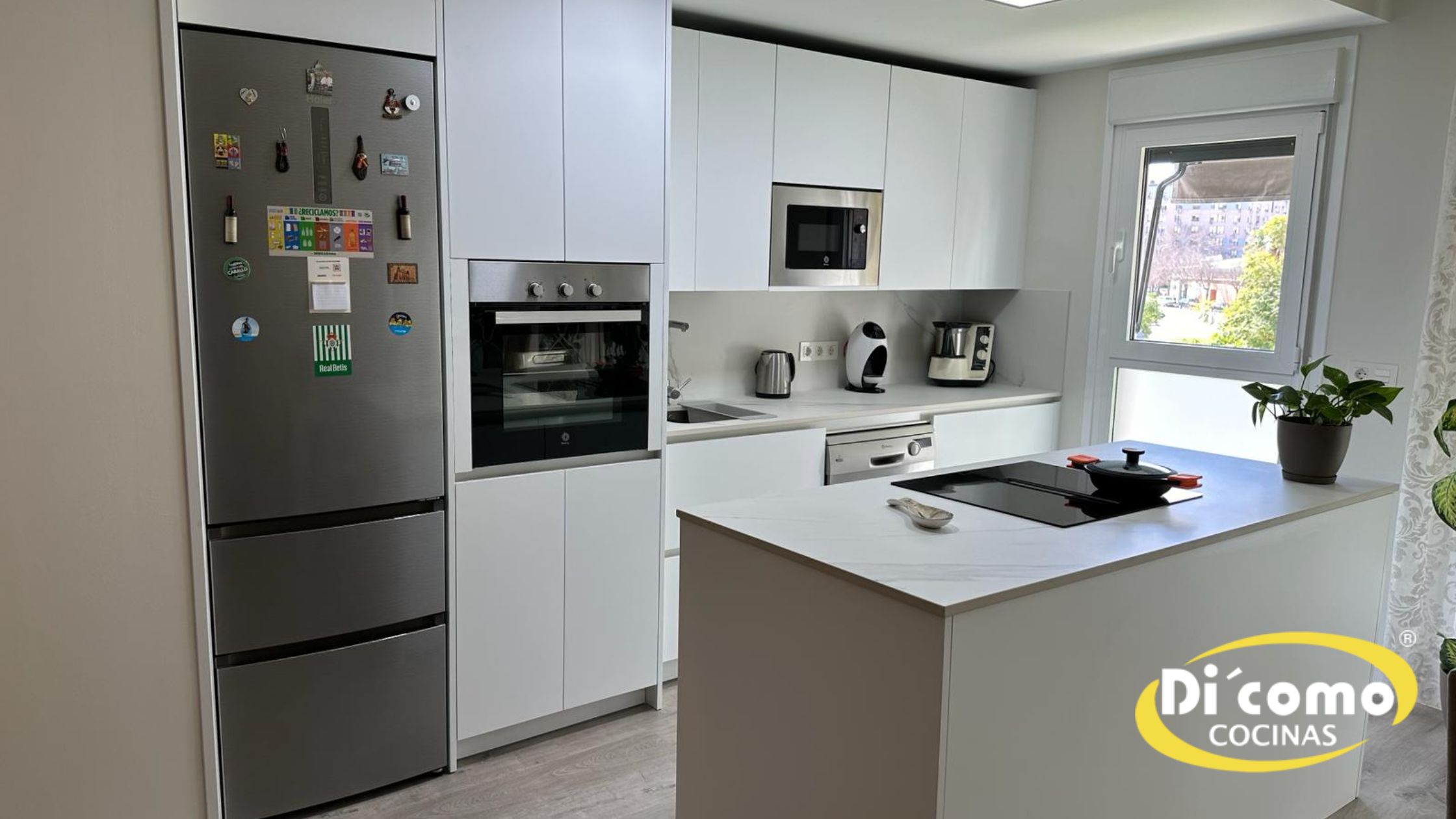 Maximiza el Estilo y la Funcionalidad en tu Cocina con la Placa de Inducción y Campana Extractora Integrada de Di’Como Cocinas