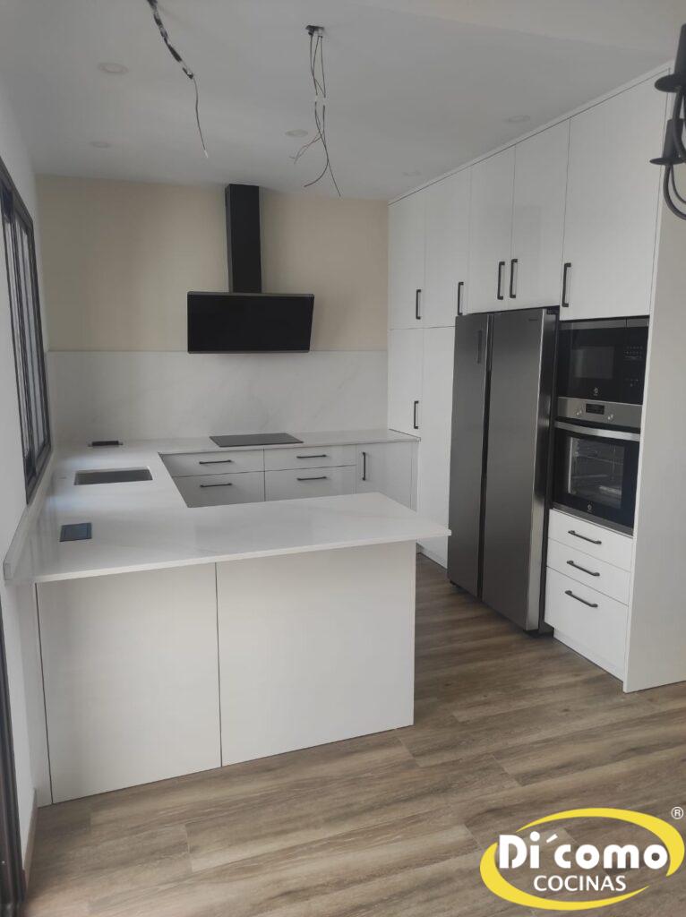 Os presentamos una nueva Cocina de Diseño e instalación por Di´Como Cocinas Cocinas Sevilla copia-de-whatsapp-image-2024-05-13-at-202724-5-2-766x1024 Os presentamos una nueva Cocina de Diseño e instalación por Di´Como Cocinas