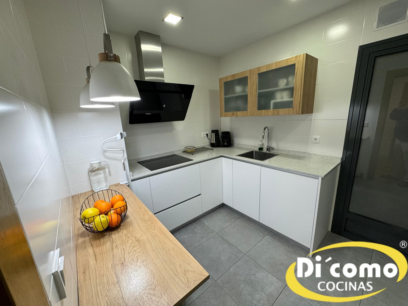 Nueva Cocina Coqueta: Elegancia en Blanco con Contraste en Negro