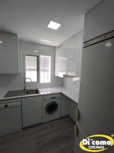 Cocinas-en-tonos-blancos-y-relucientes-21-225x300 Descubre la Elegancia Reluciente de las Nuevas Cocinas en Tonos Blancos de Di’Como Cocinas