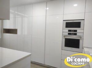 Cocinas-en-tonos-blancos-y-relucientes-22-300x224 Descubre la Elegancia Reluciente de las Nuevas Cocinas en Tonos Blancos de Di’Como Cocinas