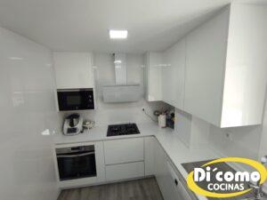 Cocinas-en-tonos-blancos-y-relucientes-23-300x225 Descubre la Elegancia Reluciente de las Nuevas Cocinas en Tonos Blancos de Di’Como Cocinas