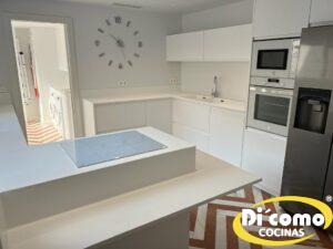 Cocinas-en-tonos-blancos-y-relucientes-24-300x225 Descubre la Elegancia Reluciente de las Nuevas Cocinas en Tonos Blancos de Di’Como Cocinas