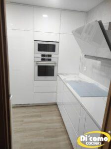 Descubre la Elegancia Reluciente de las Nuevas Cocinas en Tonos Blancos de Di’Como Cocinas Cocinas Sevilla Cocinas-en-tonos-blancos-y-relucientes-25-224x300 Descubre la Elegancia Reluciente de las Nuevas Cocinas en Tonos Blancos de Di’Como Cocinas