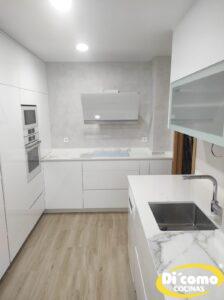 Descubre la Elegancia Reluciente de las Nuevas Cocinas en Tonos Blancos de Di’Como Cocinas Cocinas Sevilla Cocinas-en-tonos-blancos-y-relucientes-26-224x300 Descubre la Elegancia Reluciente de las Nuevas Cocinas en Tonos Blancos de Di’Como Cocinas