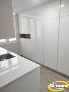 Cocinas-en-tonos-blancos-y-relucientes-27-224x300 Descubre la Elegancia Reluciente de las Nuevas Cocinas en Tonos Blancos de Di’Como Cocinas