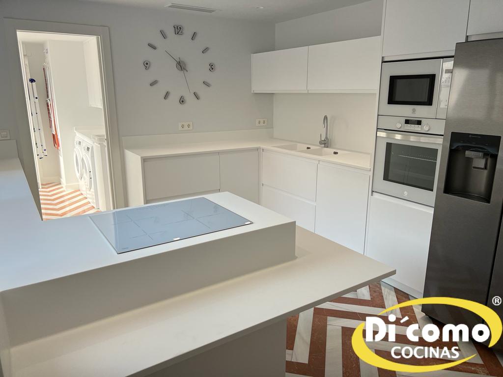 Descubre la Elegancia Reluciente de las Nuevas Cocinas en Tonos Blancos de Di’Como Cocinas