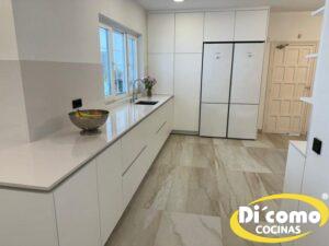 Nuestros-ultimos-proyectos-cocinas-con-estilo-para-reunir-a-la-familia-y-amigos-10-300x225 Descubre las Nuevas Cocinas de Di’Como: Estilo y Funcionalidad para Reunir a Tu Familia y Amigos