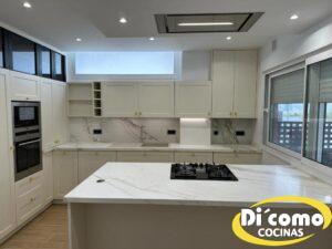 Nuestros-ultimos-proyectos-cocinas-con-estilo-para-reunir-a-la-familia-y-amigos-6-300x225 Descubre las Nuevas Cocinas de Di’Como: Estilo y Funcionalidad para Reunir a Tu Familia y Amigos