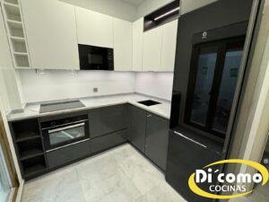 Os-presentamos-una-nueva-cocina-en-colores-blancos-y-grisis-oscuros-1-300x225 Descubre la Elegancia de Nuestra Nueva Cocina en Colores Blancos y Grises oscuros de Di’Como Cocinas
