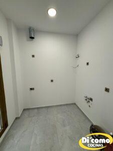 Os-presentamos-una-nueva-cocina-en-colores-blancos-y-grisis-oscuros-2-225x300 Descubre la Elegancia de Nuestra Nueva Cocina en Colores Blancos y Grises oscuros de Di’Como Cocinas