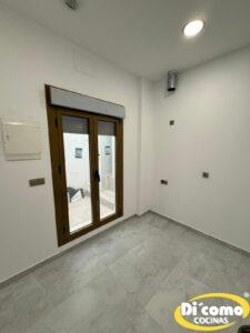 Os-presentamos-una-nueva-cocina-en-colores-blancos-y-grisis-oscuros-225x300 Descubre la Elegancia de Nuestra Nueva Cocina en Colores Blancos y Grises oscuros de Di’Como Cocinas