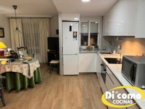 Os-presentamos-una-nueva-cocina-en-tonos-blancos-lacados-1-300x225 Descubre la Elegancia y Funcionalidad de la Nueva Cocina Blanca Lacada de Di’Como Cocinas