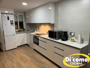 Descubre la Elegancia y Funcionalidad de la Nueva Cocina Blanca Lacada de Di’Como Cocinas Cocinas Sevilla Os-presentamos-una-nueva-cocina-en-tonos-blancos-lacados-300x225 Descubre la Elegancia y Funcionalidad de la Nueva Cocina Blanca Lacada de Di’Como Cocinas