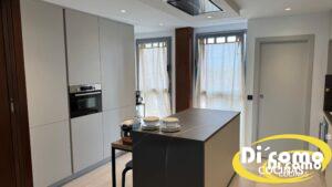 Descubre el Nuevo Diseño de Cocinas con Isla Central de Piedra de Di’Como Cocinas Cocinas Sevilla Un-nuevo-diseyo-de-cocinas-con-isla-central-en-piedra-2-300x169 Descubre el Nuevo Diseño de Cocinas con Isla Central de Piedra de Di’Como Cocinas