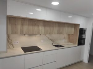 Espectacular-cocina-en-blanco-con-acabados-de-madera-1-300x224 Descubre la Espectacular Cocina en Blanco con Acabados de Madera de Di’Como Cocinas