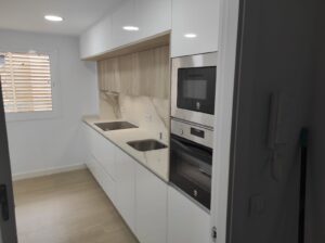 Espectacular-cocina-en-blanco-con-acabados-de-madera-2-300x224 Descubre la Espectacular Cocina en Blanco con Acabados de Madera de Di’Como Cocinas