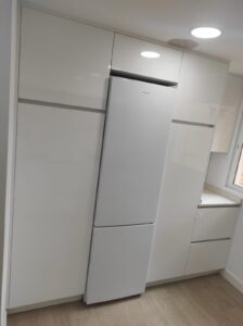 Espectacular-cocina-en-blanco-con-acabados-de-madera-3-224x300 Descubre la Espectacular Cocina en Blanco con Acabados de Madera de Di’Como Cocinas