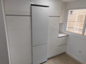 Espectacular-cocina-en-blanco-con-acabados-de-madera-5-300x224 Descubre la Espectacular Cocina en Blanco con Acabados de Madera de Di’Como Cocinas