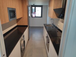 Espectacular-cocina-en-dos-zonas-y-colores-madera-3-300x224 Descubre la Espectacular Cocina de Dos Zonas en Colores Madera de Di’Como Cocinas