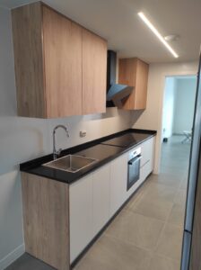 Espectacular-cocina-en-dos-zonas-y-colores-madera-4-224x300 Descubre la Espectacular Cocina de Dos Zonas en Colores Madera de Di’Como Cocinas