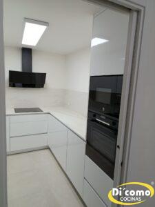 Descubre la Elegancia y Modernidad de la Nueva Cocina de Di’Como Cocinas: Tonos Blancos y Electrodomésticos Negros Cocinas Sevilla Nueva-cocina-en-tonos-blancos-con-electrodomysticos-en-negro-2-225x300 Descubre la Elegancia y Modernidad de la Nueva Cocina de Di’Como Cocinas: Tonos Blancos y Electrodomésticos Negros