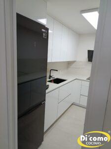 Nueva-cocina-en-tonos-blancos-con-electrodomysticos-en-negro-3-225x300 Descubre la Elegancia y Modernidad de la Nueva Cocina de Di’Como Cocinas: Tonos Blancos y Electrodomésticos Negros