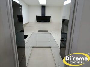 Descubre la Elegancia y Modernidad de la Nueva Cocina de Di’Como Cocinas: Tonos Blancos y Electrodomésticos Negros Cocinas Sevilla Nueva-cocina-en-tonos-blancos-con-electrodomysticos-en-negro-4-300x225 Descubre la Elegancia y Modernidad de la Nueva Cocina de Di’Como Cocinas: Tonos Blancos y Electrodomésticos Negros