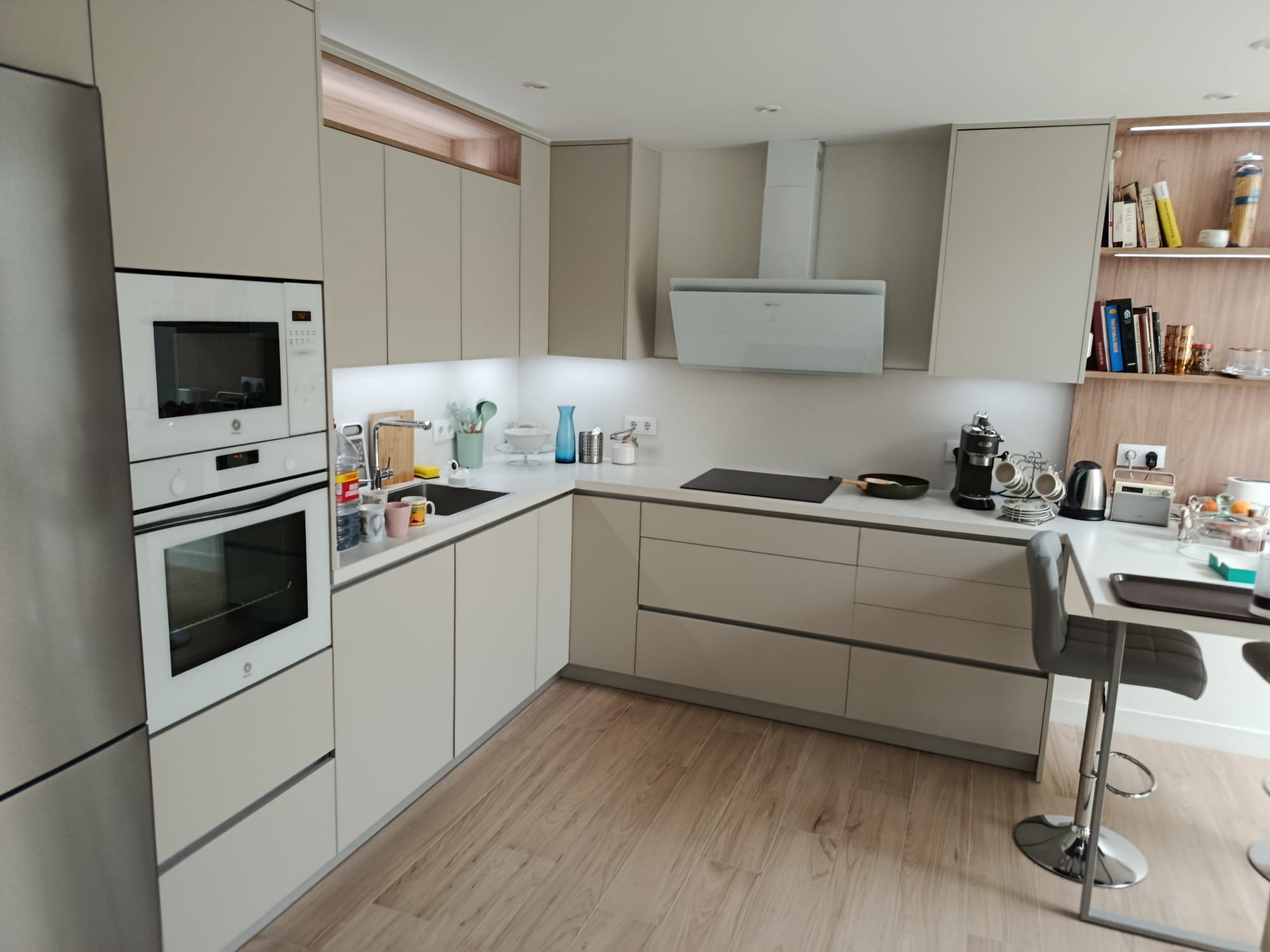 Una cocina en tonos blancos rotos: elegancia, calidez y luminosidad
