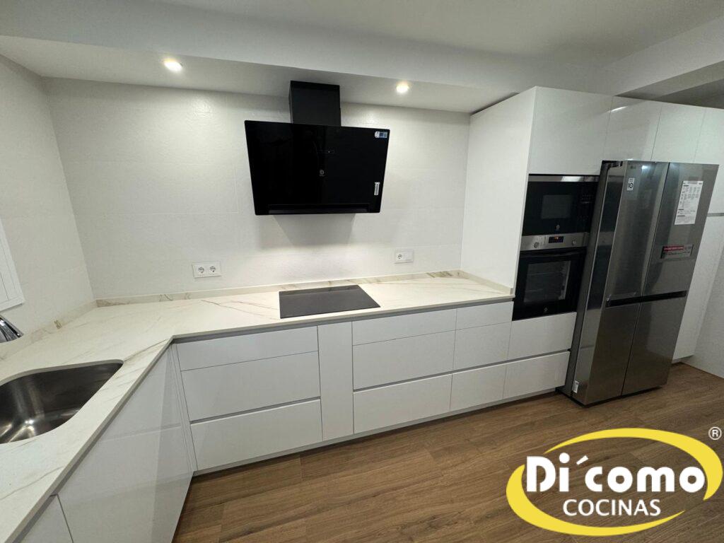 WhatsApp-Image-2025-10-16-at-13.12.06-1-1024x768 Elegancia atemporal: una cocina en blanco con toques de contraste en negro