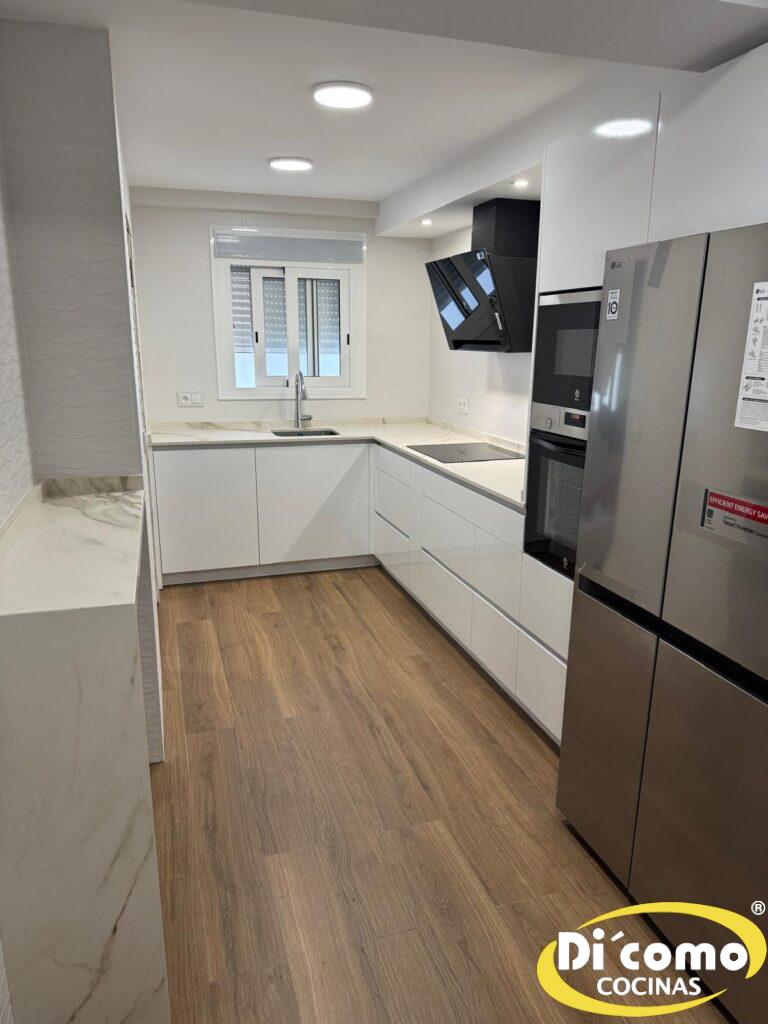 WhatsApp-Image-2025-10-16-at-13.12.06-768x1024 Elegancia atemporal: una cocina en blanco con toques de contraste en negro